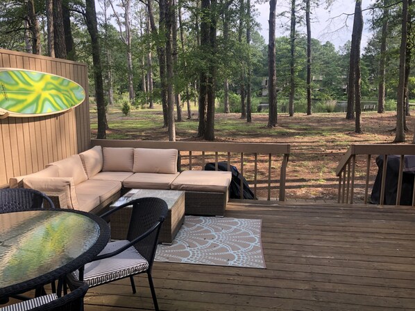 Enjoy dinner on the shady back deck with a pond. Shower, shed, bikes and grille