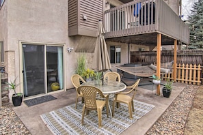 Private Enclosed Backyard | Outdoor Seating