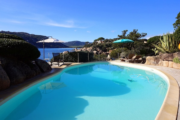 Piscine pied vue mer