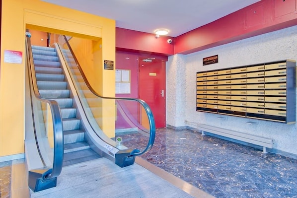 Escalator, ascenseur, vidéo-surveillance et concierge sont à votre disposition