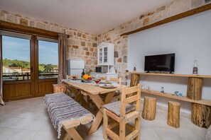 dining room, balcony view