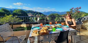 Terrace, aperitivo and a happy guest