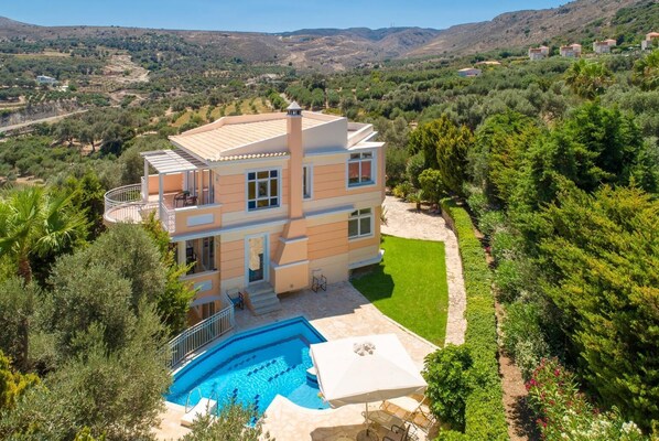 Beautiful villa with private pool and terrace