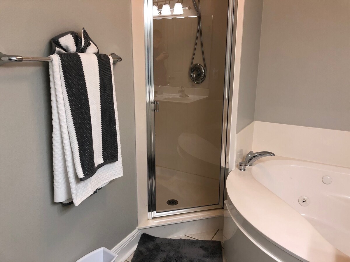 Awesome 3 Bedroom King Beds/3 Bath -West Wraparound Balcony + Beach Service