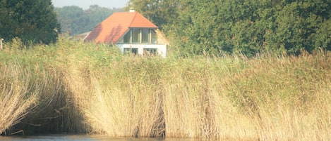 Blick vom Bodden zum Haus