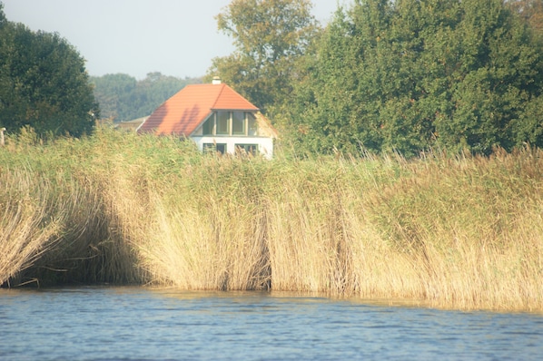 Blick vom Bodden zum Haus