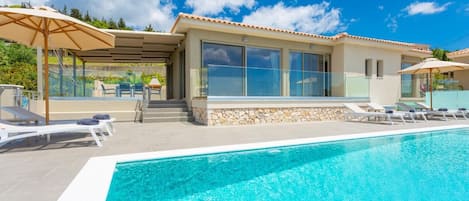 Beautiful villa with private infinity pool and terrace with panoramic sea views 