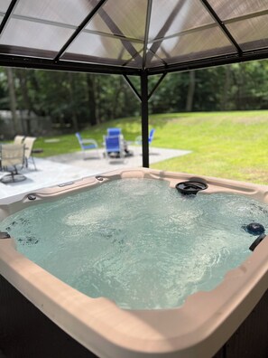 6-7 persons HOT TUB