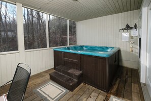 Indoor spa tub