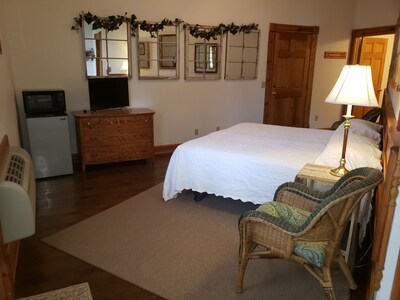 Historic Hardware Inn with River Views: Suite 103