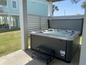 Private 7 person hot tub to enjoy with your guests & an outdoor smart TV!