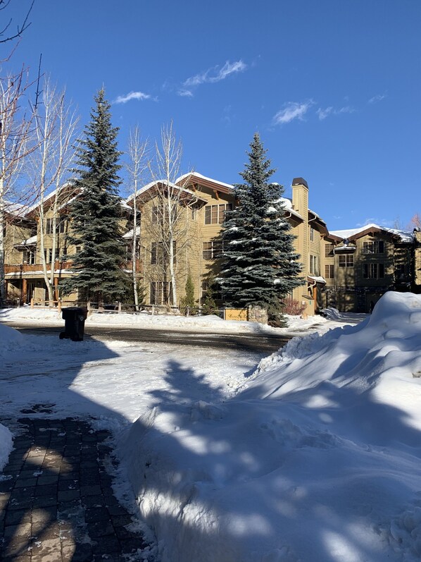 Townhouse in West Ketchum, Bald Mountain Views next to bike path, walk to river.