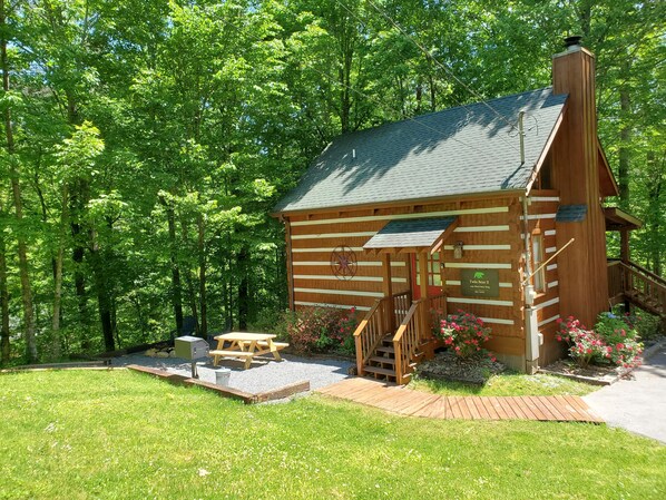 Twin Bear II, a cozy cabin in the woods, with a private picnic area!