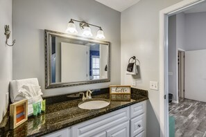 Primary Bathroom with Tub/Shower Combo