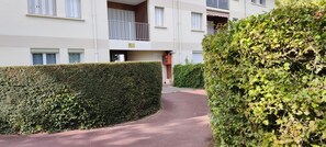 Allée pour aller à la porte d'entrée, après avoir stationner la voiture