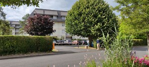 ENTRÉE DU PARKING  AVEC DIGICODE ( il vous sera donné  à la remise des clefs)