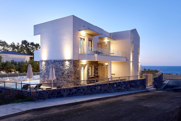 Fachada da propriedade à noite