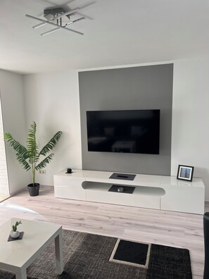 Wohnzimmer mit Smart TV