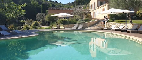 vue piscine et villa