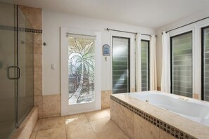 Primary en suite bathroom