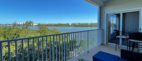 Private balcony with comfortable seating for everyone, overlooki - Private balcony with comfortable seating for everyone, overlooking the intercoastal