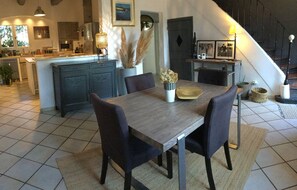 Holiday rental PLAN-D'ORGON villa for rent 8 people dining room
