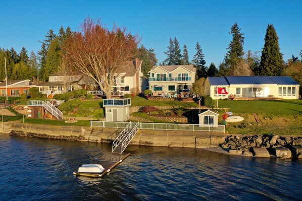 24' dock to pull your boat, jetski up to, or jump on the supplied kayaks from. 