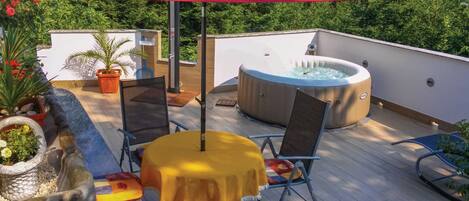 Terrasse mit Lounge und Whirlpool