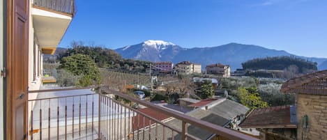 Le balcon avec une vue magnifique des montagnes vers le lac