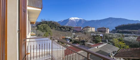 Het balkon met een prachtig uitzicht op de bergen richting het meer