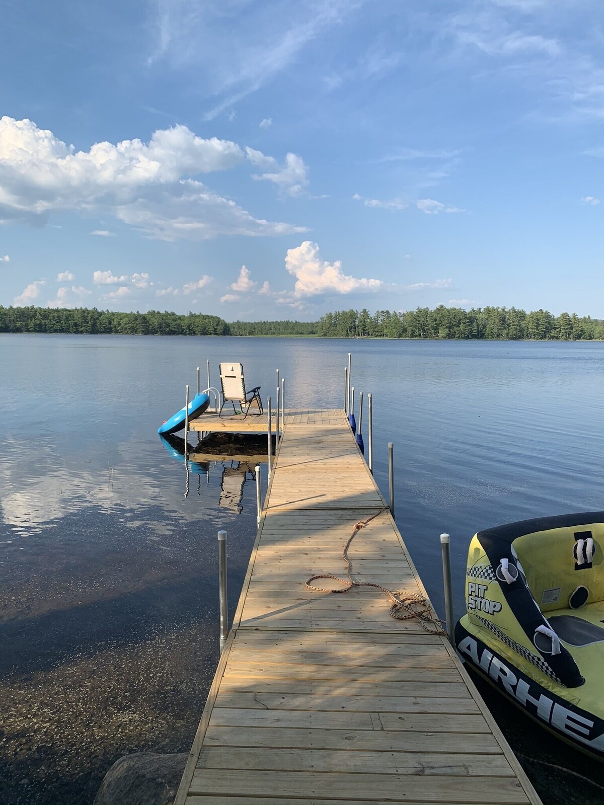 Spacious Four Season Lakeside Retreat