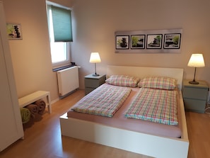 Schlafzimmer_1 mit Doppelbett