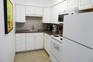 Fully stocked kitchen, full size appliances & everything you need to cook meals