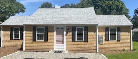 Freshly renovated cottage just minutes to the beach!