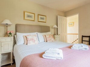 Romantic bedroom with kingsize bed | Lockton - Hungate Cottages, Pickering