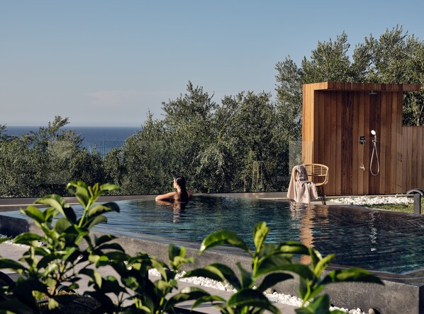 Watch the weather shiny across the horizon from this captivating villa. 