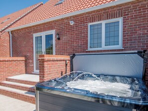 Hot tub | 8 Dawson Park - Marian Avenue Properties, Mablethorpe