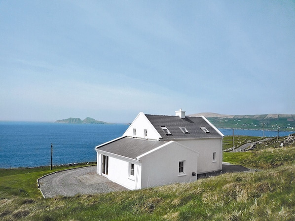 Allaghee Mor Holiday Home, Seaside Holiday Accommodation Available in Ballinskelligs County Kerry