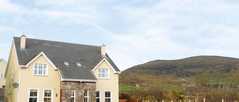 Cois Chnoic, Seaside Holiday Accommodation Available in Dingle County Kerry