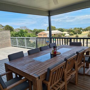 5m x 5m deck, 10 seater outside table with BBQ