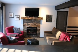 Fireplace and smart TV to relax around apres ski
