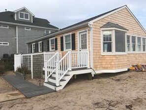 Quaint Cottage on Long Island Sound