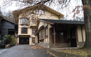 Exterior View of Red Oak Lodge