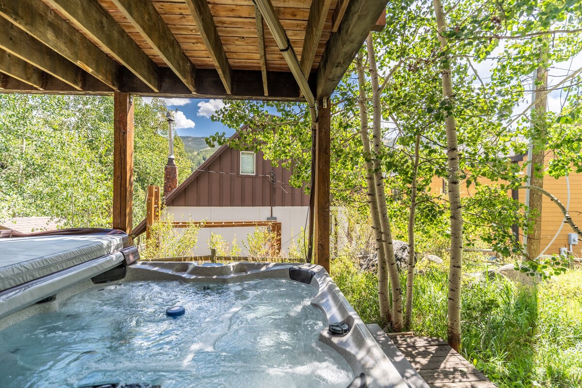 Spacious Mountain Log Home, Vaulted Ceilings, Mountain Views, Private Hot Tub