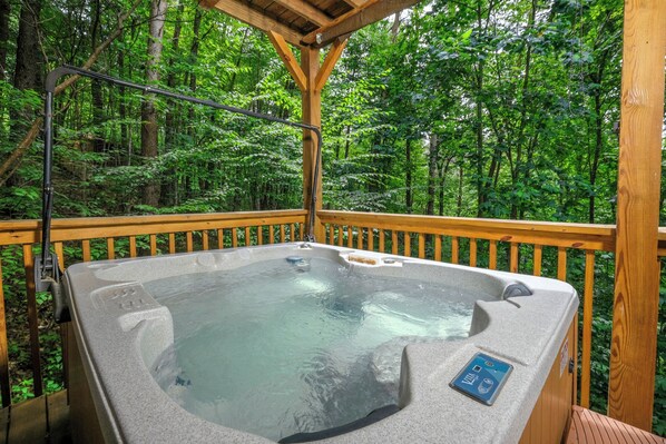 Outdoor spa tub