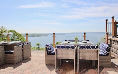 Cliffhouse On The Bay, Waterview Property with Pool
