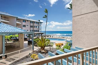 1 Bdrm Ocean & Pool view with Large Lanai & AC in the heart of Kailua Kona