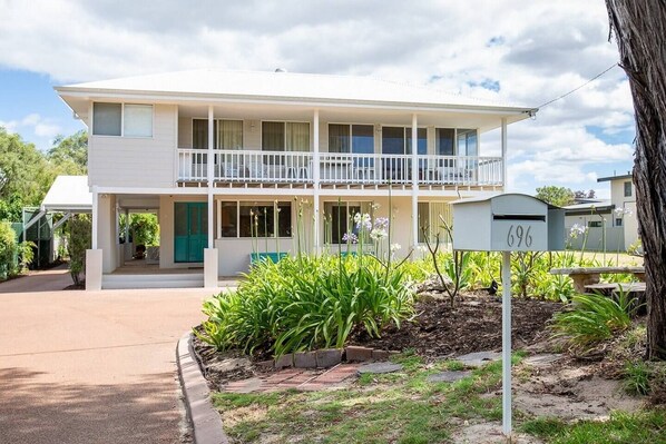 With free dual-access parking for cars, large boats, or trailers, you can set out on the water or explore Busselton hassle-free.