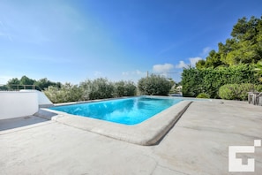avec piscine privée et terrasse