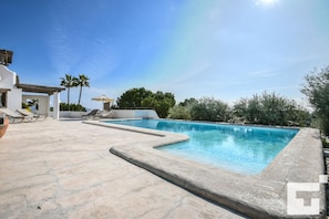 avec piscine privée et terrasse